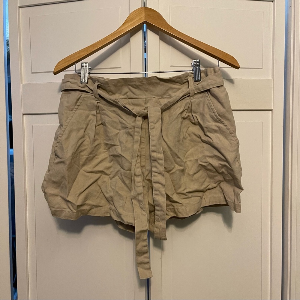 Simply Blessed Women’s Size L Khaki Colored Shorts with Belt.